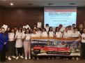 图8：秋令营学员们获得结业证书